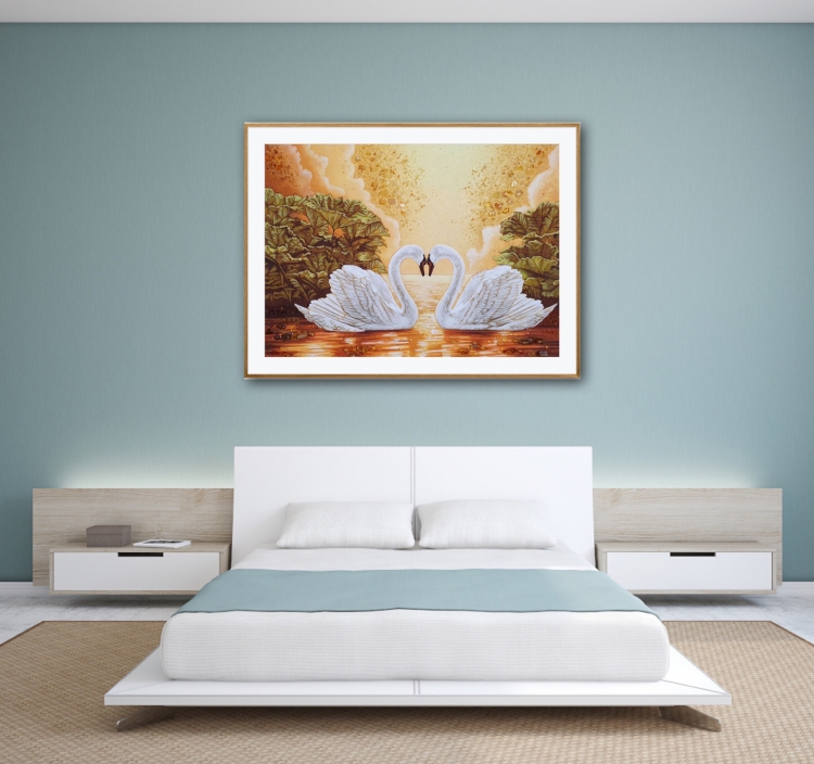 Картина Лебединая пара на воде из янтаря