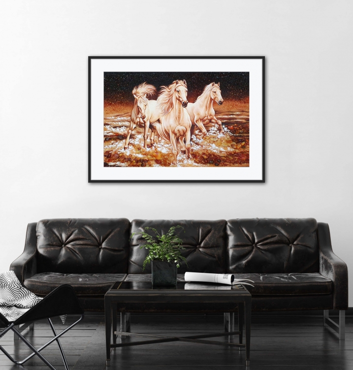 Картина Три белых коня из янтаря