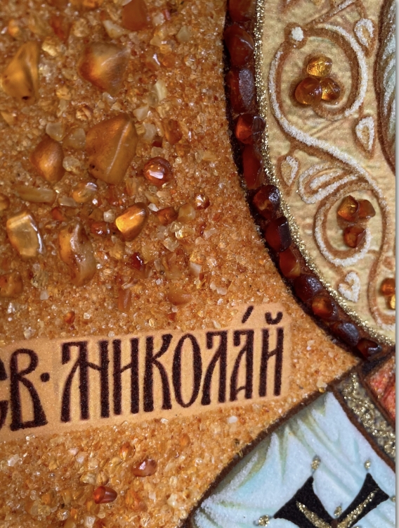 Икона Всемогущий Николай Чудотворец из янтаря