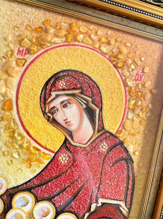 Икона Богородица помогает нести жизненный крест из янтаря