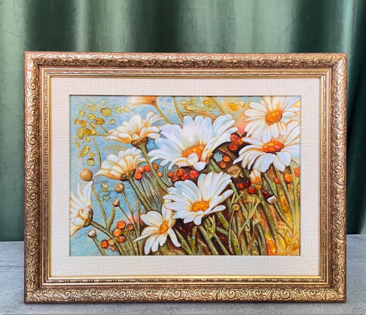 Картина Ромашки на поляне из янтаря