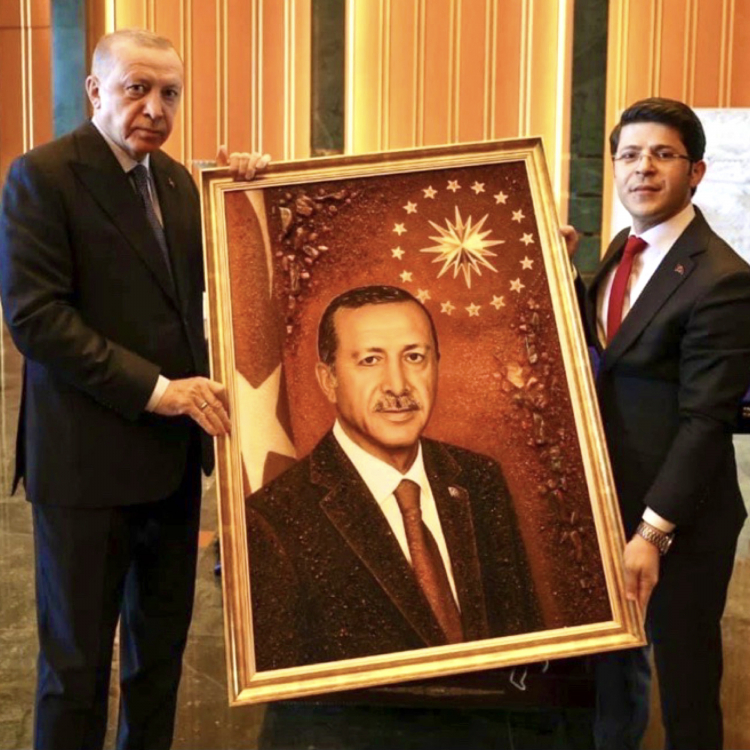 Реджеп Эрдоган - Портрет из янтаря