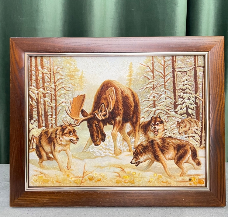 Картина Волки и лось Т. Данчуровой из янтаря