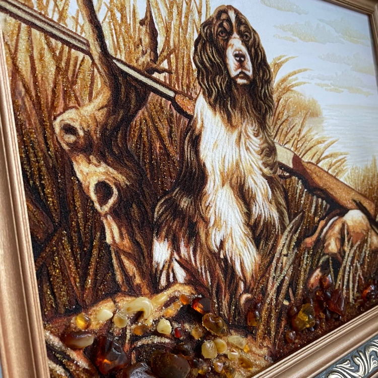 Картина Спаниель на охоте из янтаря