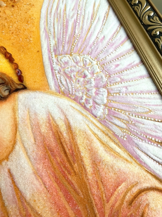 Ангел оберегает детский сон из янтаря