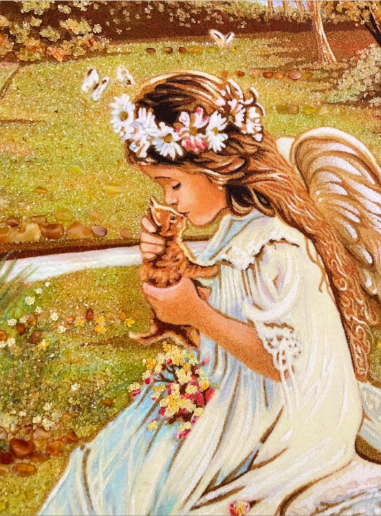 Ангел с котёнком из янтаря