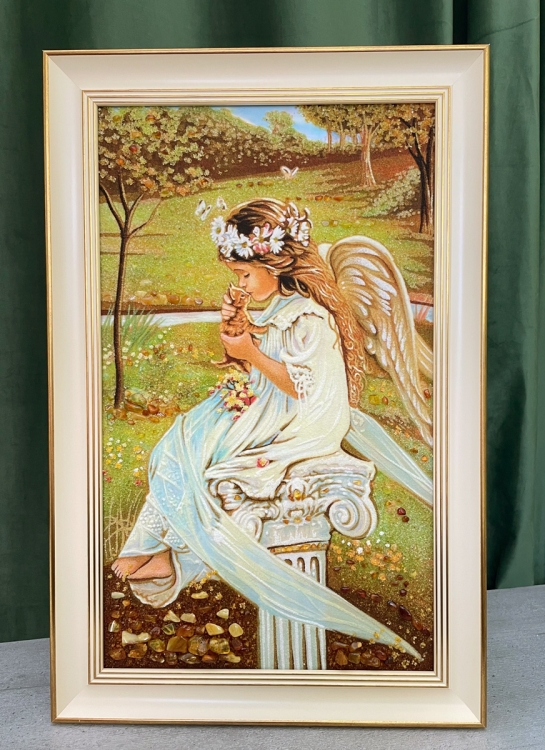 Ангел с котёнком из янтаря