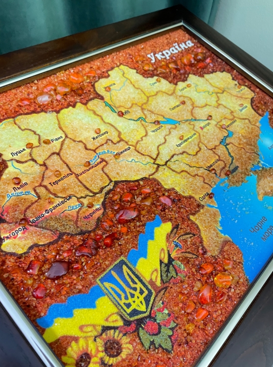 Картина Карта України (світла) з бурштину