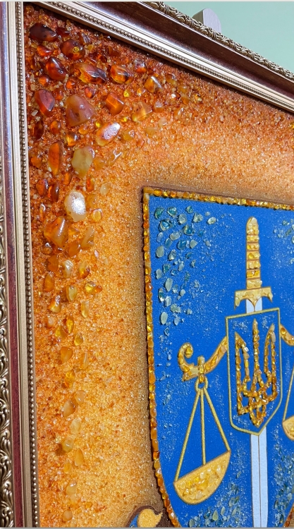 Картина - Емблема Офісу Генпрокурора з бурштину