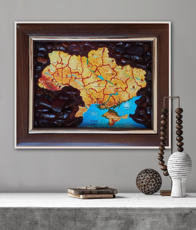 Карта України з бурштину