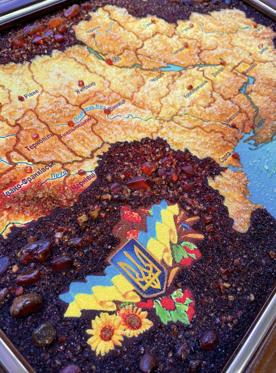 Карта України з бурштину