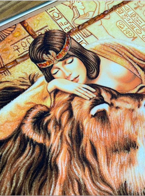 Картина Клеопатра з левом з бурштину