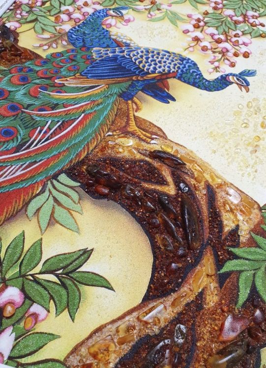 Картина  Два павичі (павліни) з бурштину