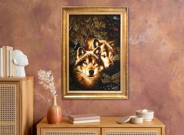 Картина Вовки у соснових гілках з бурштину